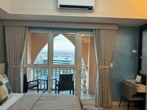 Luxury Studio | In-room safe, soundproofing, free WiFi, bed sheets - Honeymoon Suite (Tagaytay)