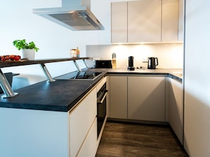 Køleskab, ovn, opvaskemaskine, kaffe-/temaskine