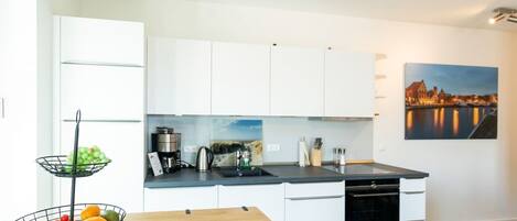 Kühlschrank, Mikrowelle, Ofen, Geschirrspüler