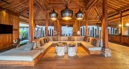 Palatial Wooden Villa, 4br, Lovina