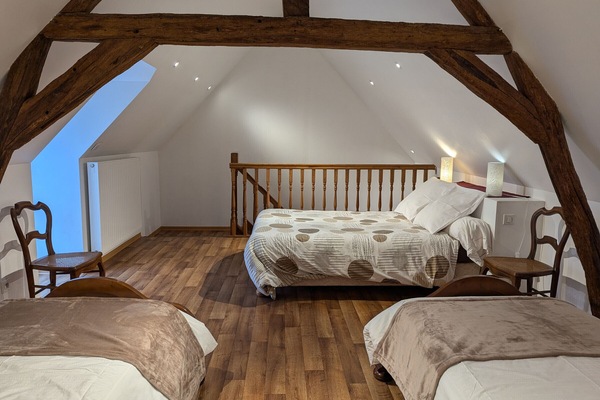 Chambre en Mezzanine : 1 lit de 140 + 2 lits de 90 (1er étage)