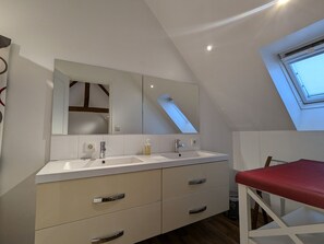 Interior - Charming, Bright Cottage in Village Center - Comfort and Tranquility Near Orleans (Épieds-en-Beauce)