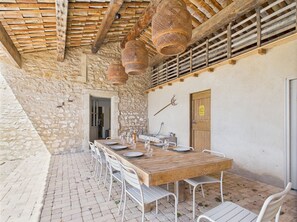 Outdoor dining - Spacious Provençal Villa with Pool, 8 Bedrooms and Billiard Room in Eygalières! (Eygalières)