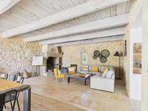 Interior - Spacious Provençal Villa with Pool, 8 Bedrooms and Billiard Room in Eygalières! (Eygalières)