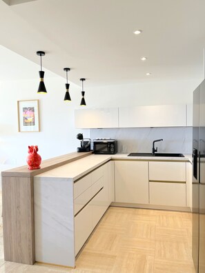 Kühlschrank, Mikrowelle, Ofen, Herdplatte