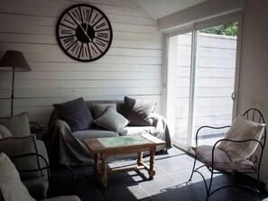 TV, fireplace - Spacious cottage with heated pool, wifi, and tennis by the Loire (Sigloy)