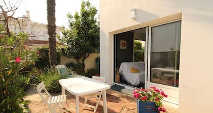 Renovated Apartment with Terrace, Parking, 500m from Pontaillac Beach