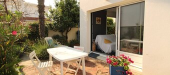 Renovated Apartment with Terrace, Parking, 500m from Pontaillac Beach