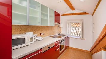 Studio Apartment Espana 3 | Cocina privada | Refrigerador con congelador, horno, parrilla de estufa y lavavajillas
