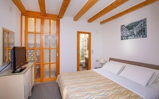 1 habitación, sistema de insonorización y tabla de planchar con plancha 