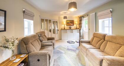Mackintosh Cottage - Family friendly, pet friendly, business bookings welcome.