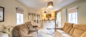 Mackintosh Cottage - Family friendly, pet friendly, business bookings welcome.