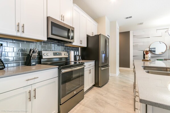 Casa (Modern 4Bed 3Ba Champions Gate Pool H) | Cucina privata | Frigorifero, microonde, seggiolone, pentole/stoviglie/utensili