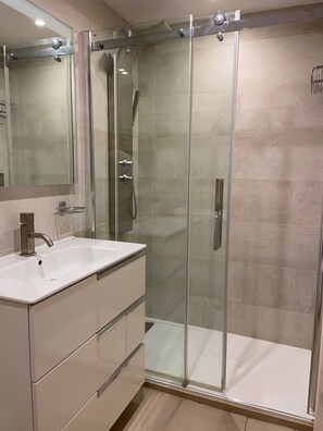 Een douche, een haardroger, handdoeken