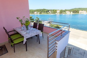 Outdoor dining - Apartments Zvonko, (16325), Veli Rat, hr (Veli Rat)