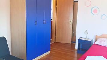 1 slaapkamer, een strijkplank/strijkijzer, internet, beddengoed