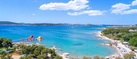 Una spiaggia nelle vicinanze
