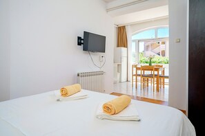 1 habitación, acceso a internet y ropa de cama 