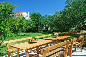 Outdoor dining - Apartments Ante, (16363), Vodice, hr (Vodice)