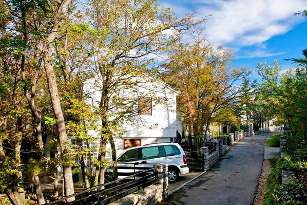 Parkeerplaatsen op het terrein