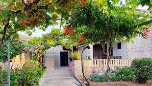 Property grounds - Apartment Karlo, (16312), Supetar, hr (Supetar)
