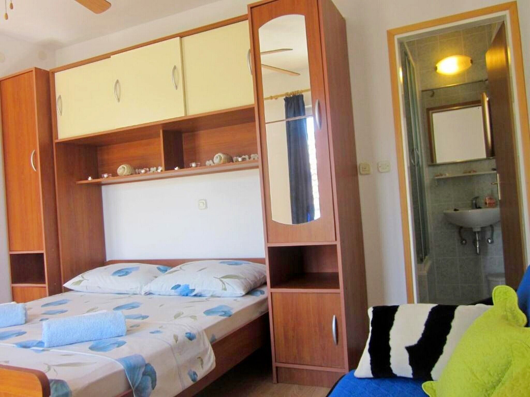 1 slaapkamer, een strijkplank/strijkijzer, internet, beddengoed