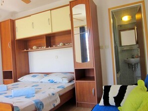 1 makuuhuone, silitysrauta/-lauta, internet, vuodevaatteet