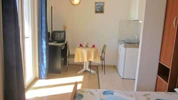 1 bedroom, iron/ironing board, internet, bed sheets