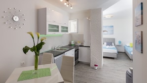Studio (Studio Apartment with City View) | Bếp riêng | Tủ lạnh, lò vi sóng, bếp nấu, máy rửa bát 