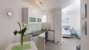 Refrigerador, microondas, placa de cocina, lavavajillas