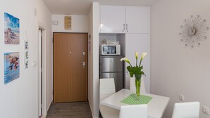 Studio (Studio Apartment with City View) | Phòng khách | TV màn hình phẳng 