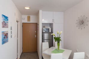 Studio (Studio Apartment with City View) | Salle de séjour