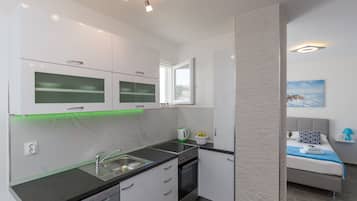 Refrigerador, microondas, placa de cocina, lavavajillas