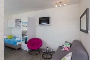 Studio (Studio Apartment with City View) | Living room | Flat-screen TV