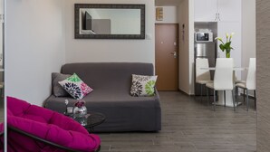 Studio (Studio Apartment with City View) | Phòng khách | TV màn hình phẳng 