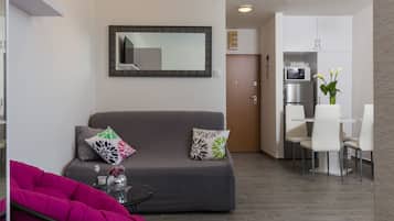 Estudio (Studio Apartment with City View) | Sala de estar | Una televisión de pantalla plana