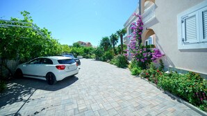 Property grounds - Apartments Ante, (16367), Vodice, hr (Vodice)