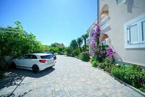 Property grounds - Apartments Ante, (16367), Vodice, hr (Vodice)