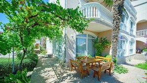 Outdoor dining - Apartments Ante, (16367), Vodice, hr (Vodice)