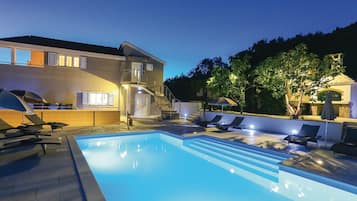 Villa (Four-Bedroom Apartment with Private P) | Alberca | Alberca al aire libre, sombrillas en la alberca y camastros