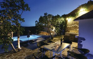 Villa (Four-Bedroom Apartment with Private P) | Pool | Außenpool, Sonnenschirme, Liegestühle