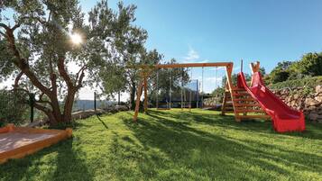 Villa (Four-Bedroom Apartment with Private P) | Garden