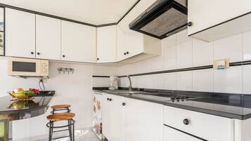 Frigorifero, microonde, piano cottura, macchina per tè/caffè