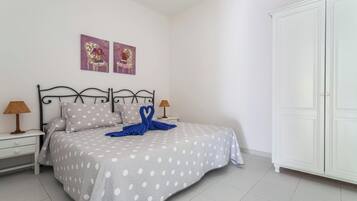 1 chambre, fer et planche à repasser, Wi-Fi gratuit, draps fournis