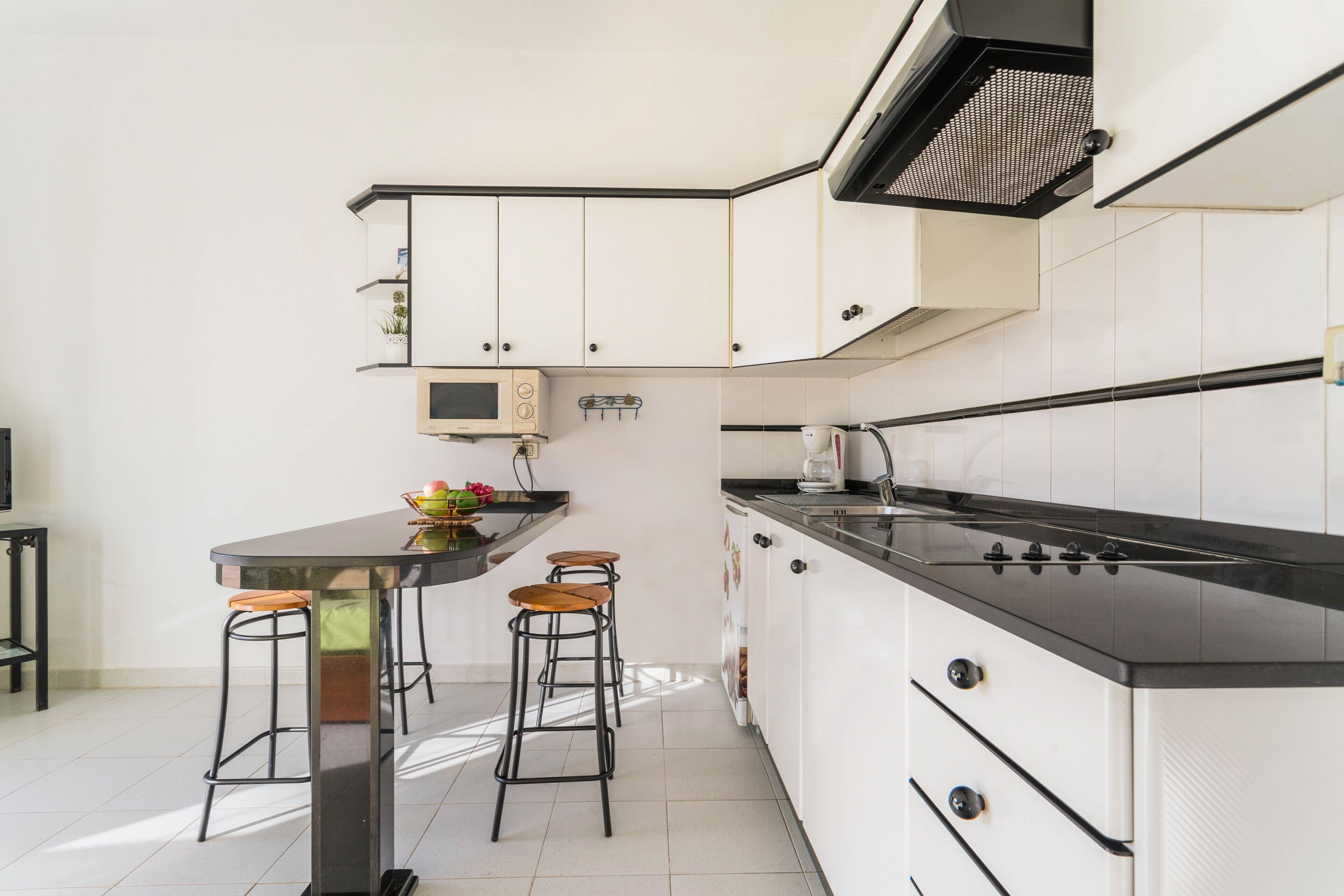 Frigorifero, microonde, piano cottura, macchina per tè/caffè