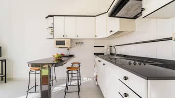 Frigorifero, microonde, piano cottura, macchina per tè/caffè