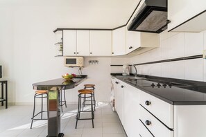 Refrigerador, microondas, parrilla de estufa y cafetera y tetera 
