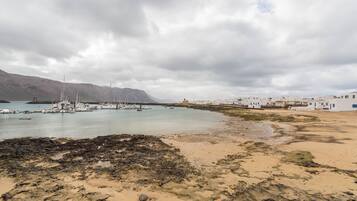 Una spiaggia nelle vicinanze