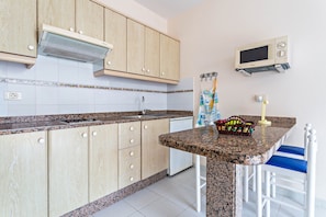 Fridge, microwave, stovetop, coffee/tea maker - Holiday Home "El Sombrerito 3" Very Close to the Sea with Wi-Fi (Caleta de Sebo)