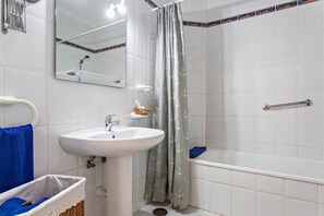 Bathtub, hair dryer, towels - Holiday Home "El Sombrerito 3" Very Close to the Sea with Wi-Fi (Caleta de Sebo)